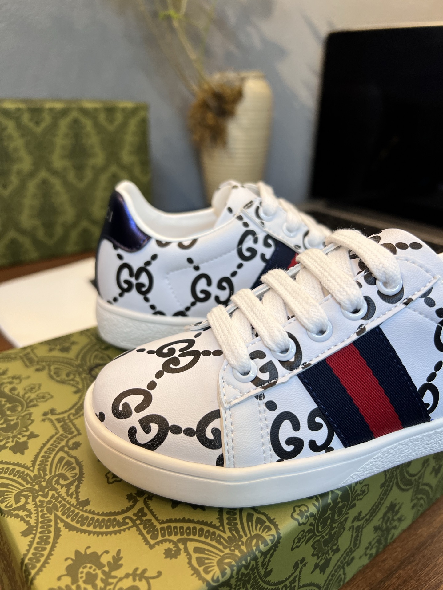 Children's shoes child